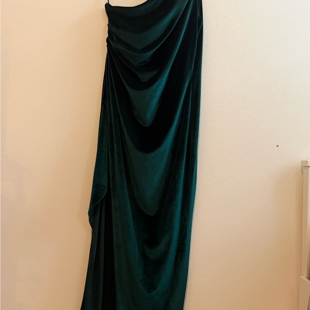Elegant One-Shoulder Green Velvet Dress - Picture 3 of 3